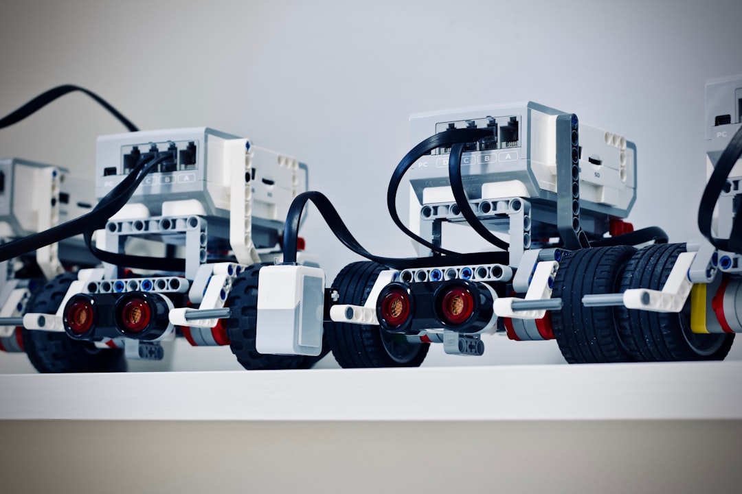 Kollaborative Robotik: Ein Roboterarm arbeitet neben einem Menschen